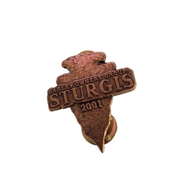 Sturgis 2001 Harley Owners Group HOG Brass Arrowhead Pin Motorcycle - Picture 1 of 7